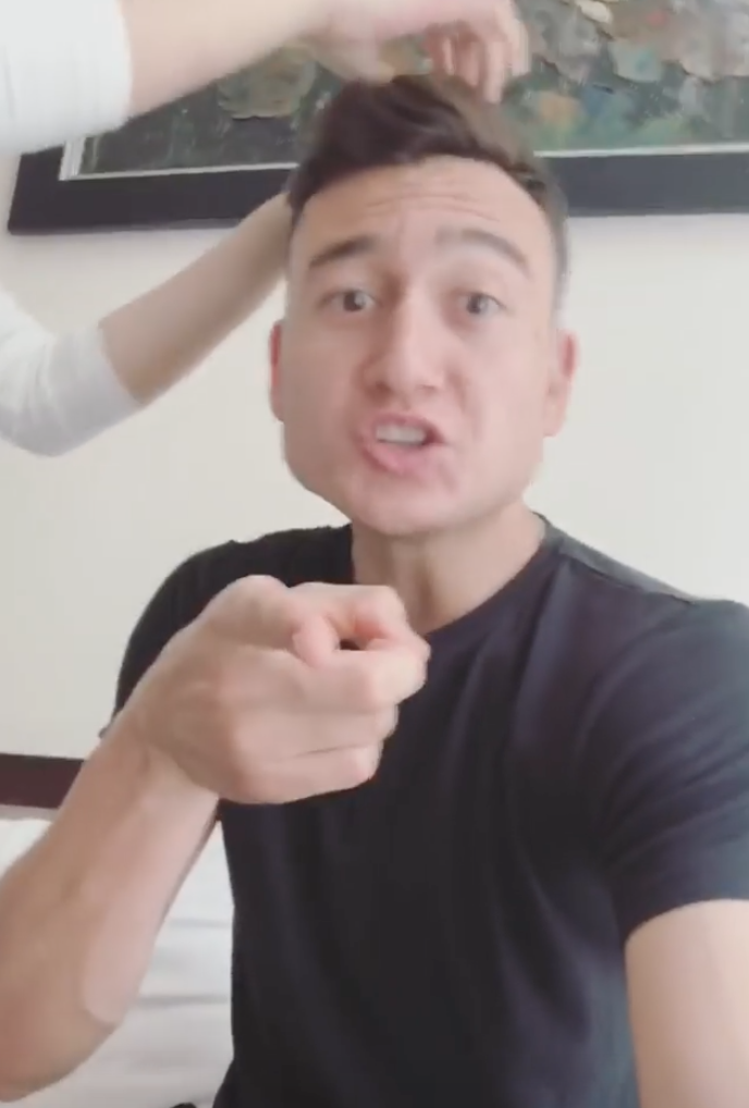 Đôi tay vuốt tóc Văn Lâm cực tình cảm kia bị cư dân mạng nghi ngờ là của Yến Xuân.