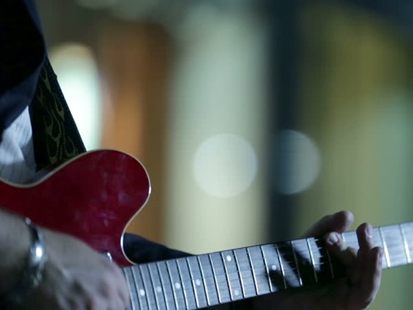 Có người lại thích ngồi chơi ghi-ta ngoài phố, cũng vào buổi tối muộn.