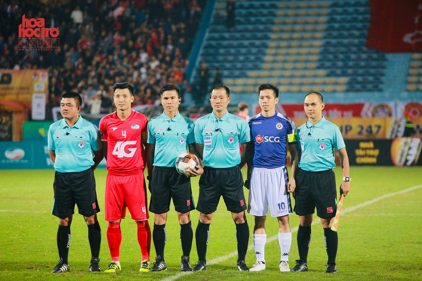 Đây cũng là lần "chạm trán" hiếm hoi giữa hai chàng từng đeo băng đội trưởng của đội tuyển Việt Nam.