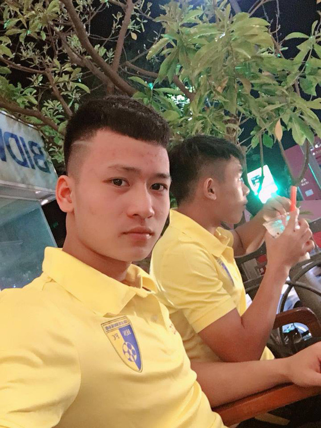 Ngoại hình điển trai sáng láng của thủ môn 19 tuổi.