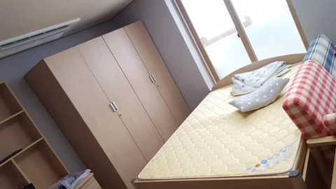 Mỗi sinh viên có riêng một giường, bàn học và tủ quần áo.