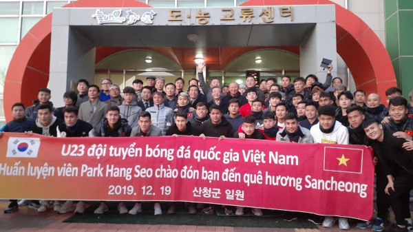 U23 Việt Nam được chào đón tại quê hương của HLV Park. Ảnh: Newspim.