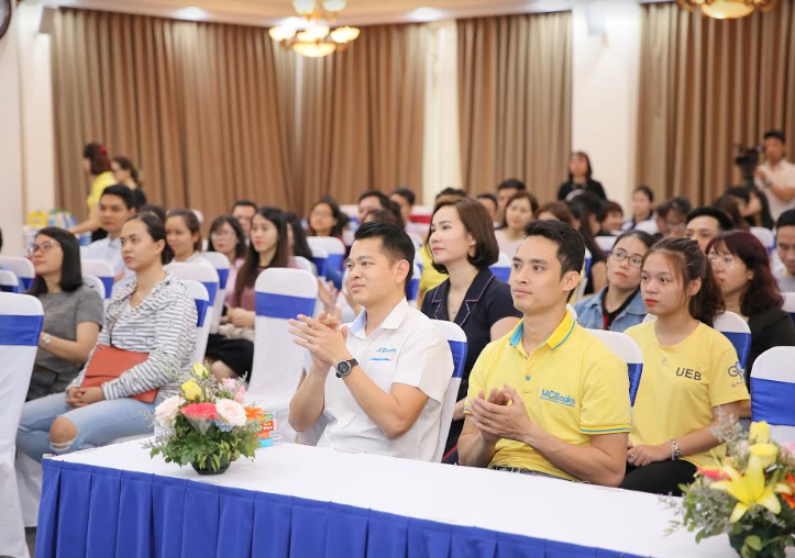 Buổi họp báo giới thiệu sách thu hút rất nhiều bạn trẻ đến tham dự.