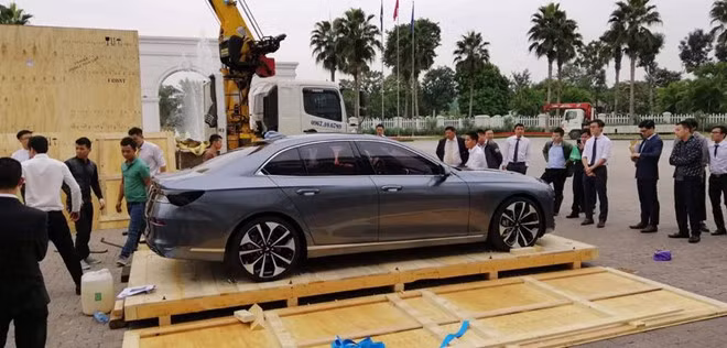 Hình ảnh chiếc Lux A2.0 xuất hiện tại Việt Nam. Ảnh: WhatCar.
