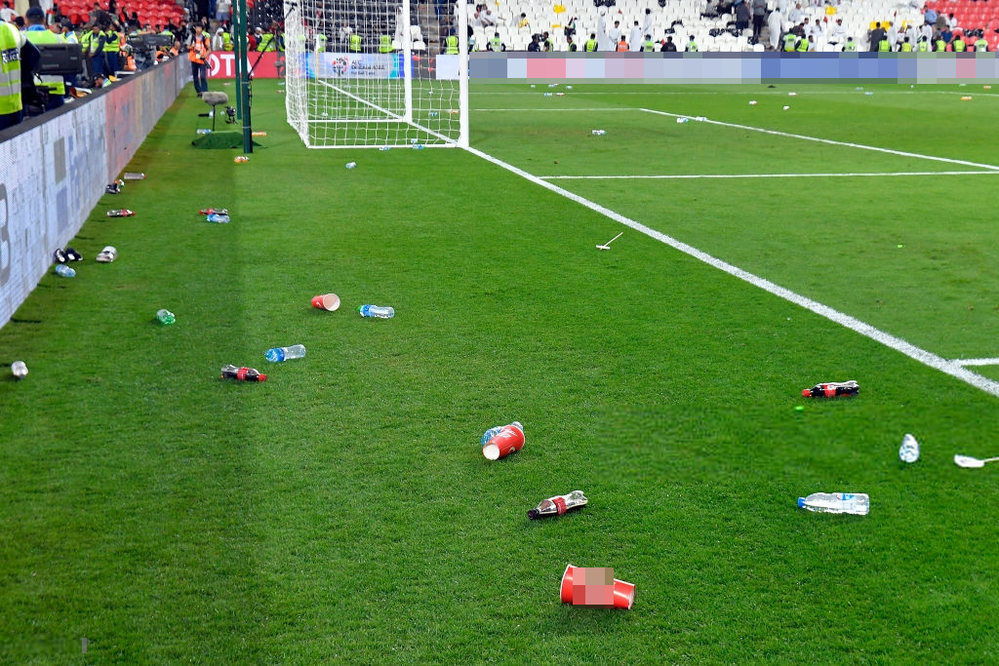 Từ trên khán đài, chai lọ liên tiếp được ném xuống, đỉnh điểm nhất là pha hưởng phạt góc của đội tuyển Qatar ở phút thứ 32.