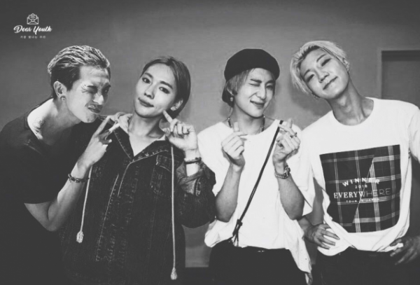 Thoạt nhìn qua, chắc chẳng ai nhận ra đây chỉ là hình ghép. Cả bốn thành viên nhìn rất hài hòa với nhau. Chưa kể tác giả còn chuyển sang tông đen – trắng, nên càng khó phát hiện ra Mino chỉ là nhân vật được ghép vào.