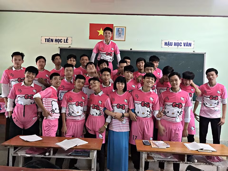 Yêu màu hồng, thích Kitty thì có gì là sai, các chàng trai 12A7 vẫn tự tin khoe cá tính nhé!