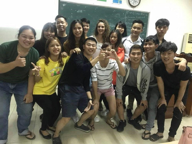 Hà Trang (áo vàng) cùng các bạn trong câu lạc bộ Tiếng Anh tại trường ĐH Nông Lâm Thái Nguyên.