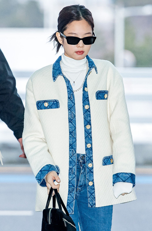 Tuy vẫn là trang phục đến từ các thương hiệu cao cấp nhưng cách chọn và phối đồ của Jennie không còn độc đáo ấn tượng như trước. Jennie từng được khen là mặc đồ bình dân đẹp như đồ hiệu nhưng lần này thì Jennie bị chê là mặc đồ hiệu mà kém đẹp hơn cả đồ bình thường.