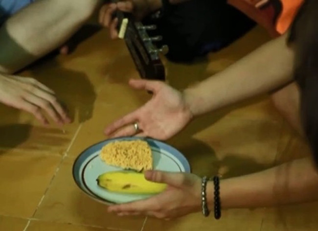 Mì tôm hay chuối tây nói một lời, chỉ một lời thôi.