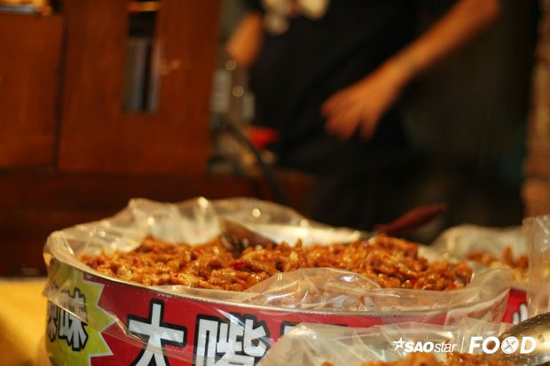 Chân gà kho cay là sự kết hợp trọn vị giữa vị sần sật đặc trưng của món ăn và vị cay nồng từ ớt, gia vị. Món ăn này chống chỉ định cho người không biết ăn ớt. Một phần chân gà kho cay có giá 40 Đài tệ (32.000 đồng).