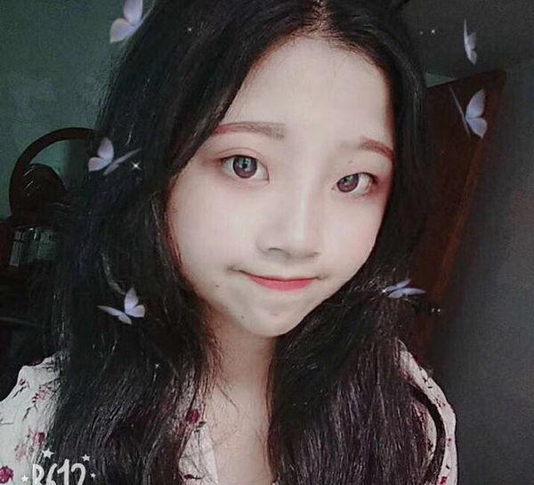 Những tấm ảnh tự đăng thì trông cô nàng rất xinh xắn.