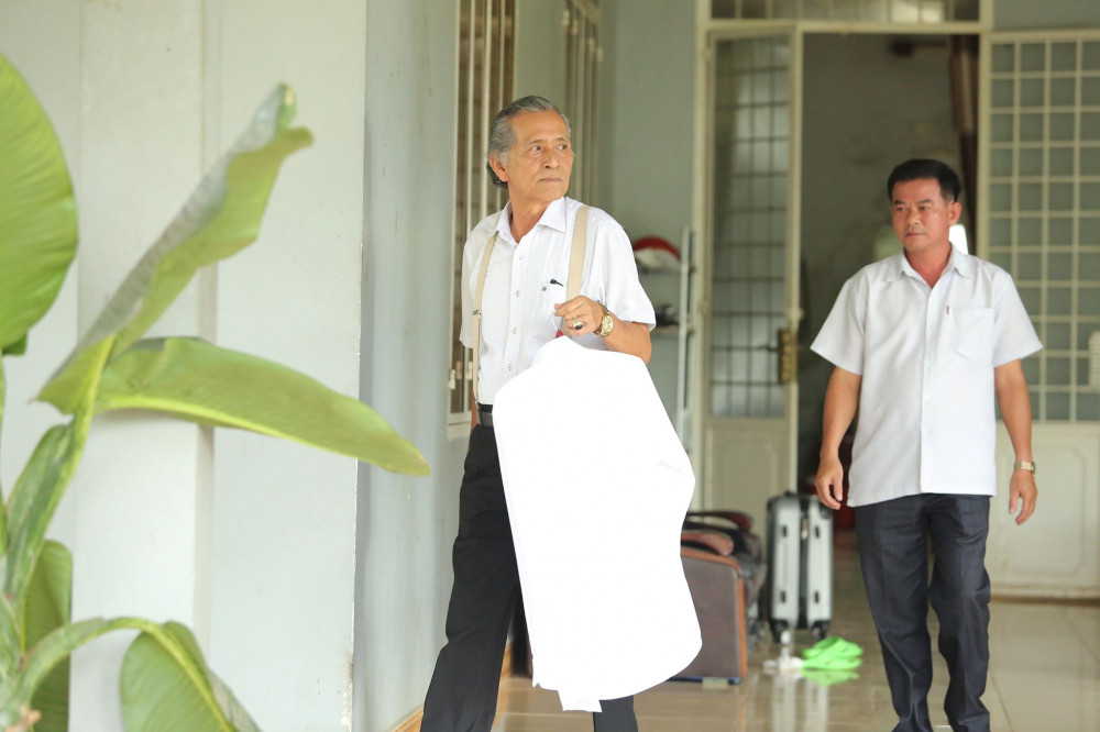 Phải đến 9h, bố của nam danh hài mới xuất hiện và tất bật chuẩn bị cho lễ cưới.