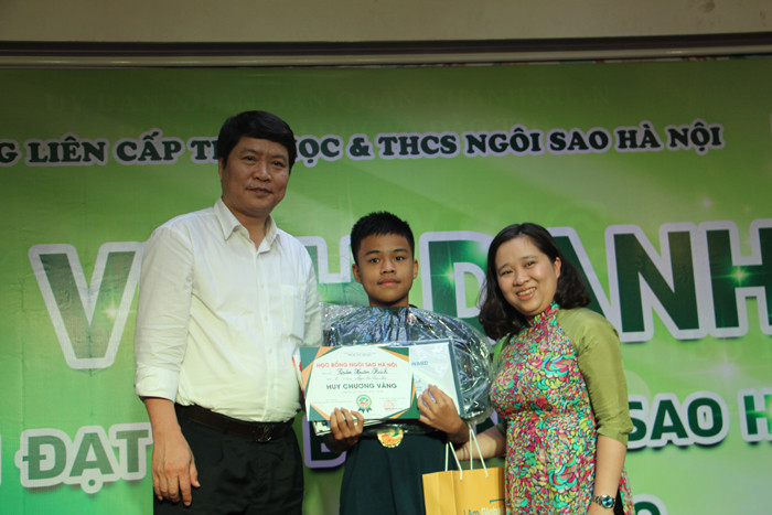 Cậu bạn xuất sắc được trao tặng Huy chương vàng. Cậu bạn xuất sắc được trao tặng Huy chương vàng.