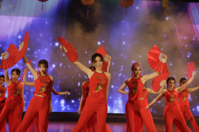 Á hậu Bùi Phương Nga trong tiết mục mở màn hoành tráng.