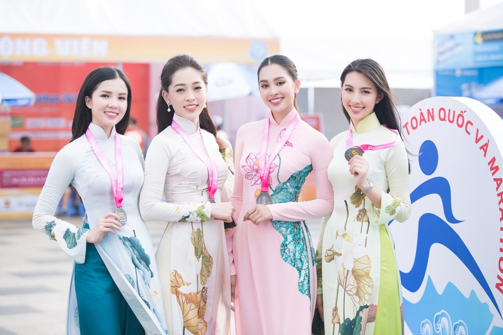 Giải Việt dã và Marathon Tiền Phong là một giải đấu lâu đời, quy tụ được sự chú ý của người yêu thích hoạt động thể thao nói chung và điền kinh nói riêng. Sự kiện năm nay với sự góp mặt của dàn Hậu xinh đẹp đã ghi lại không ít dấu ấn trong lòng người tham gia, đồng thởi lan toả giá trị hoạt động sức khoẻ cho người trẻ.