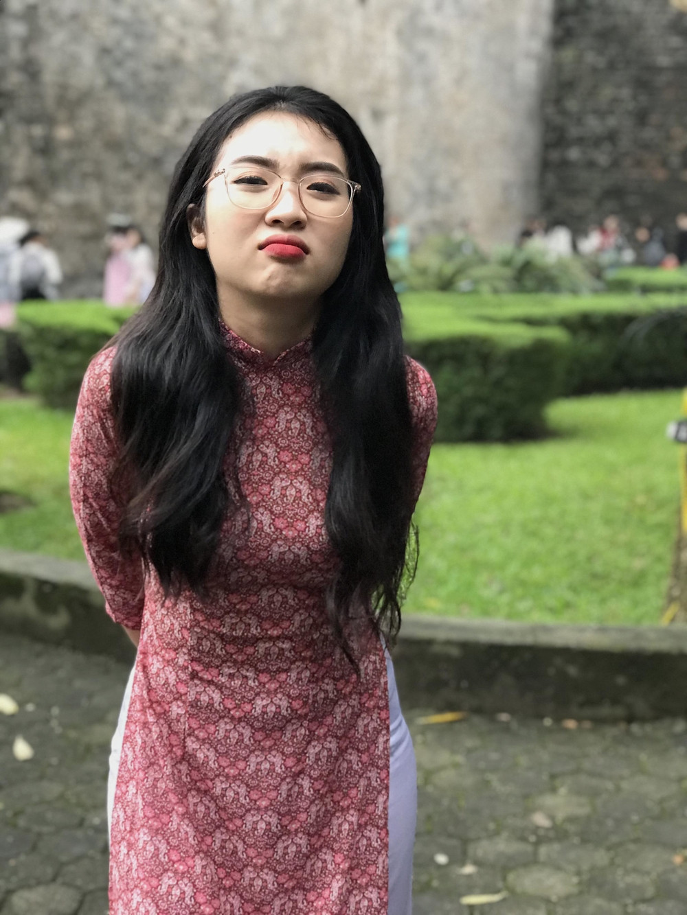 Các bạn nữ đã có những tấm hình chụp chung rất dễ thương với tà áo dài thướt tha.