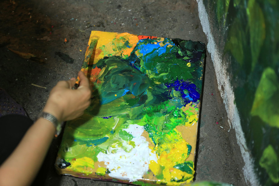 Dụng cụ vẽ những cánh đồng hoa. ẢNH: LAM NGỌC.