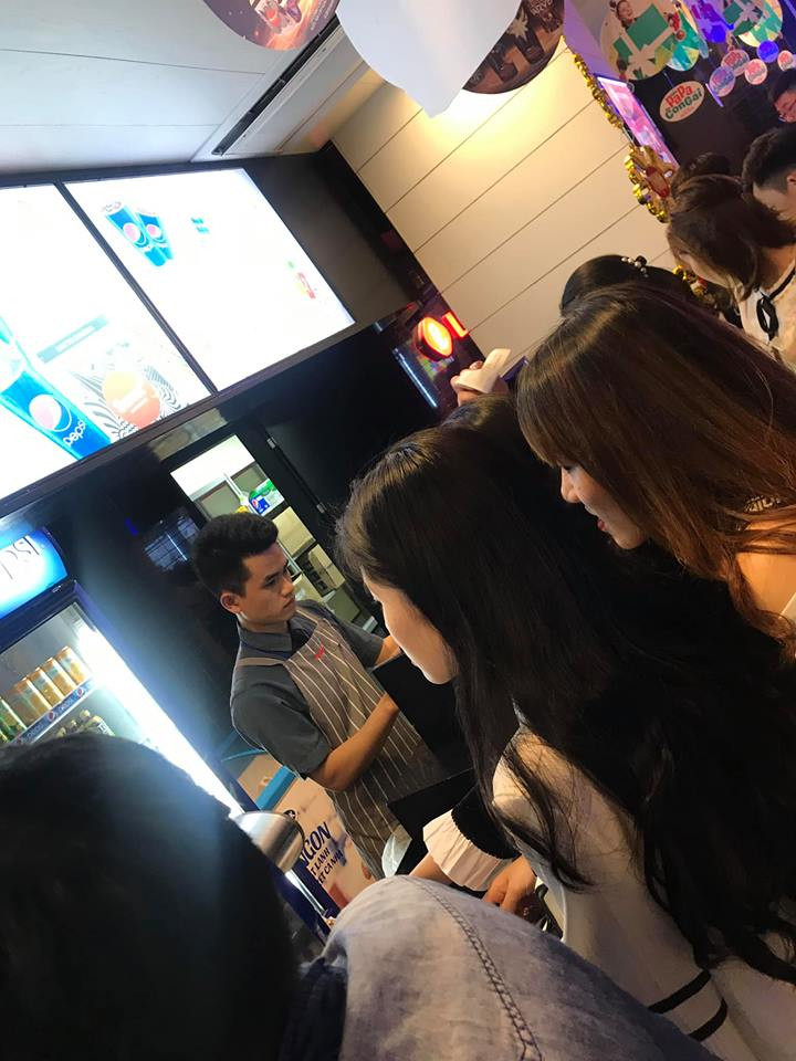 Nhu cầu giải trí, xem phim của giới trẻ tăng cao những ngày đầu năm mới. (Ảnh: Adley Nguyen)