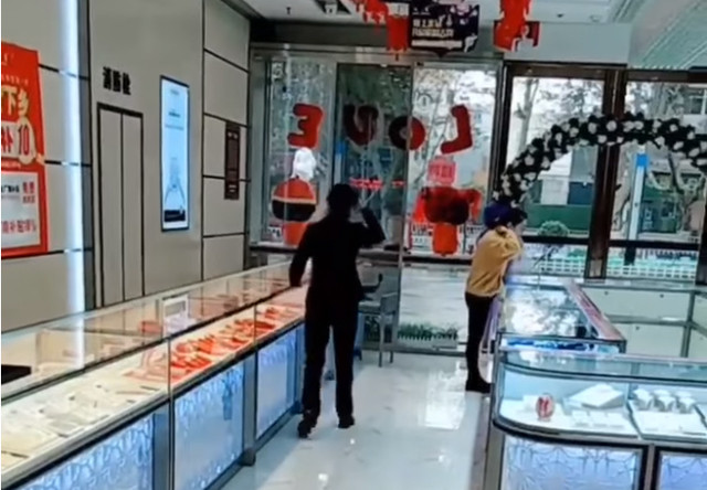 Tuy nhiên tới nơi mới "vỡ lẽ" rằng khách chỉ đang tìm gương để thử đồ. Tuy nhiên tới nơi mới "vỡ lẽ" rằng khách chỉ đang tìm gương để thử đồ.