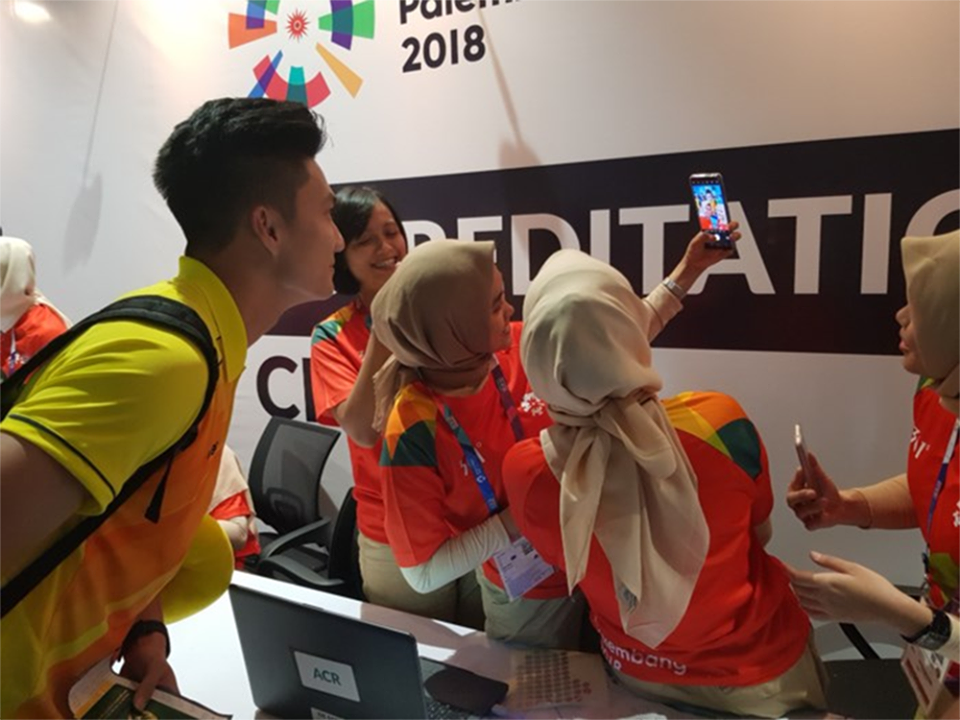 Văn Hoàng được chào đón tại Indonesia. Hội chị em đua nhau chụp hình cùng.