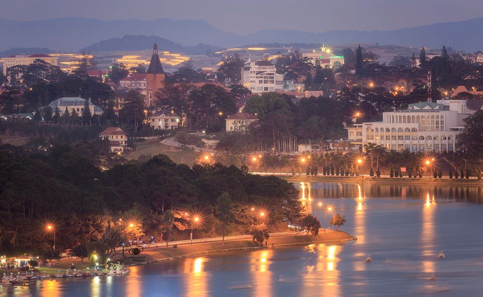 &quot;Thành phố của tình yêu&quot; nên mỗi góc phố, ánh đèn đều hiện lên rất lãng mạn, tình tứ