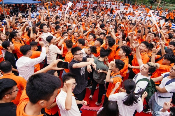 Tân sinh viên tận hưởng màn DJ cực chất cuối chương trình.