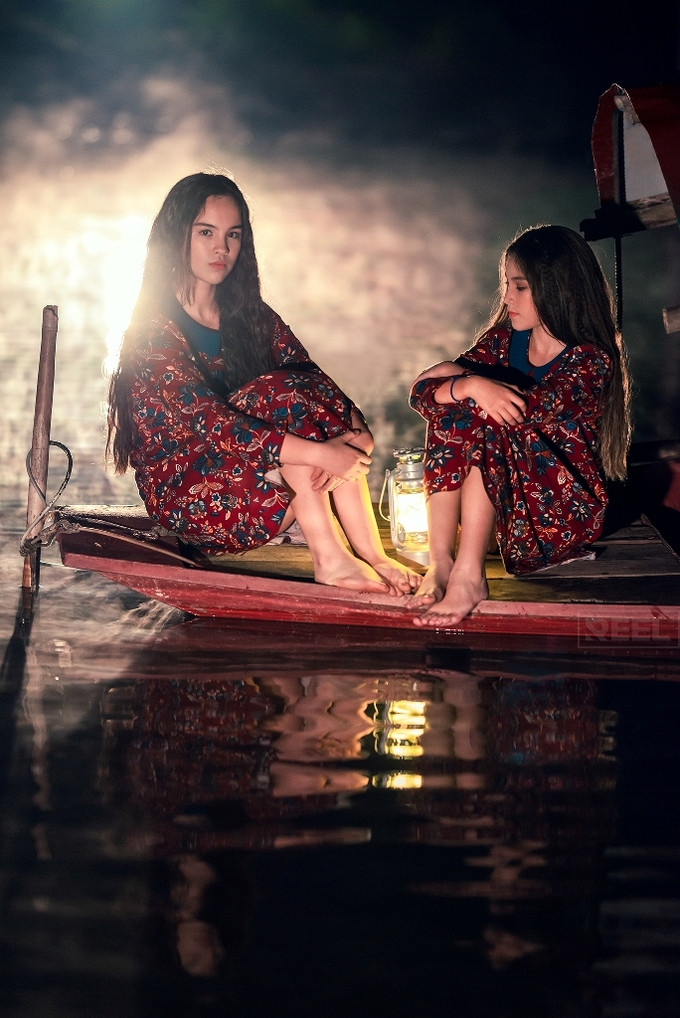 Nhiều người ấn tượng với bộ hình nghệ thuật tuyệt đẹp dưới làn sương mờ của hai bông hồng lai nhí này.