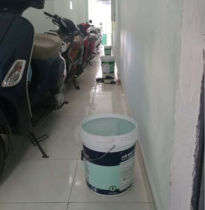 Khu trọ mất nước 2 ngày, cô chú chủ nhà trước lúc đi làm đã xách cho mỗi phòng một xô để dùng tạm. Ảnh: Giang An.