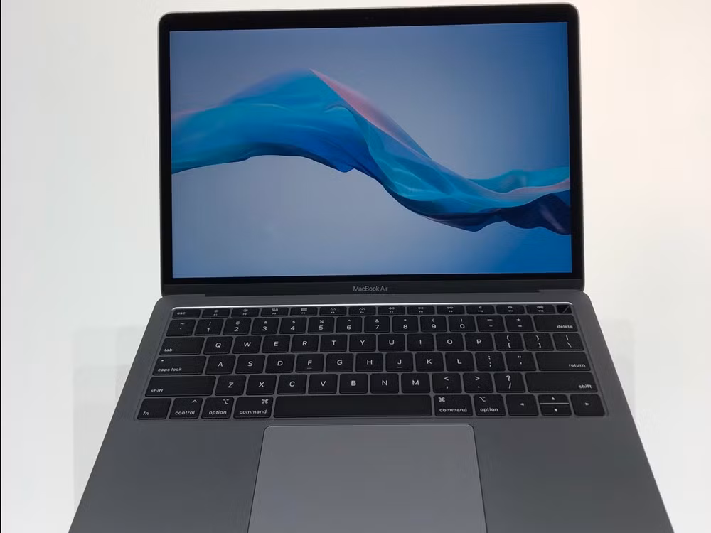 Cận cảnh phiên bản Macbook Air 2018 màu bạc. Phiên bản màu này gần giống với những sản phẩm cùng dòng Macbook Air trước đó.