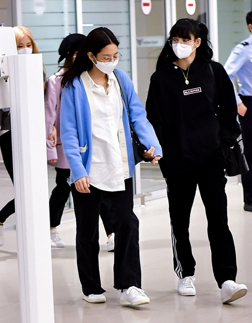 Thay vì những bộ đồ ôm sát tôn dáng thì Jennie bây giờ lại xuất hiện với trang phục xuề xòa đến đáng ngạc nhiên như thế này.