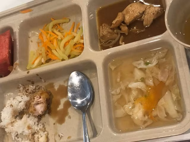 Khẩu phần ăn của học sinh tiểu học trường Quốc tế Việt Úc cơ sở Sala trưa ngày 18/9. Ảnh: phụ huynh chia sẻ.
