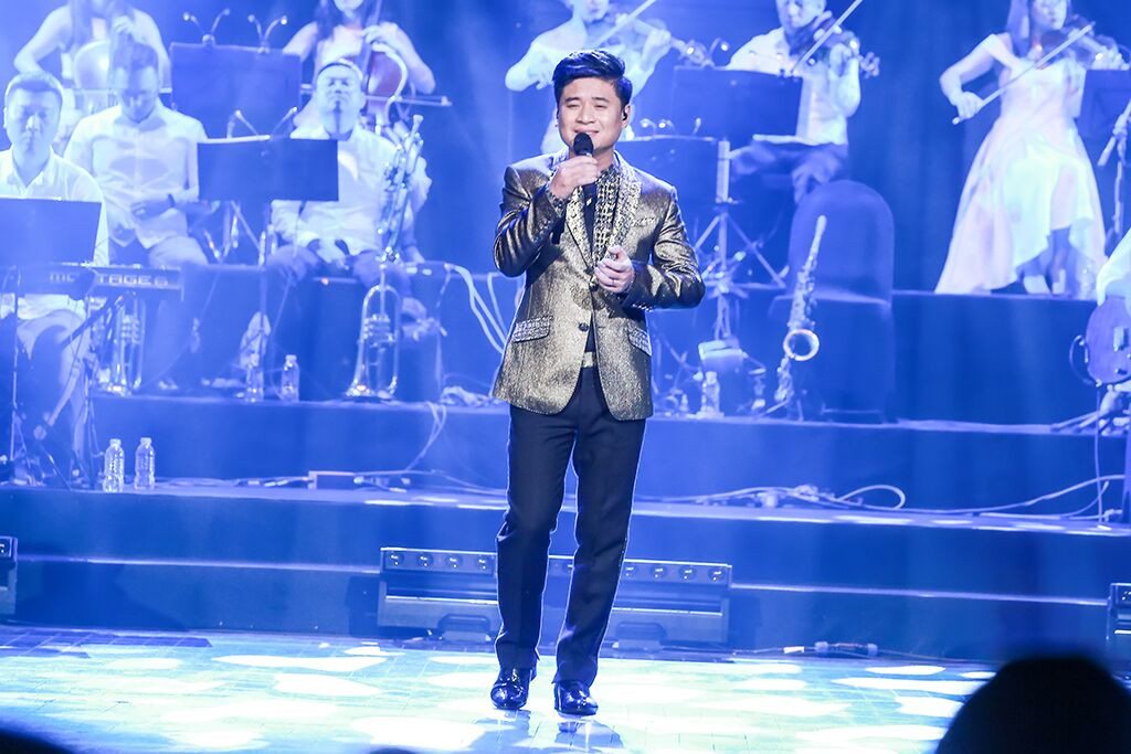 Ca sĩ Tấn Minh mở đầu phần đơn ca với ca khúc "Gửi người em gái".