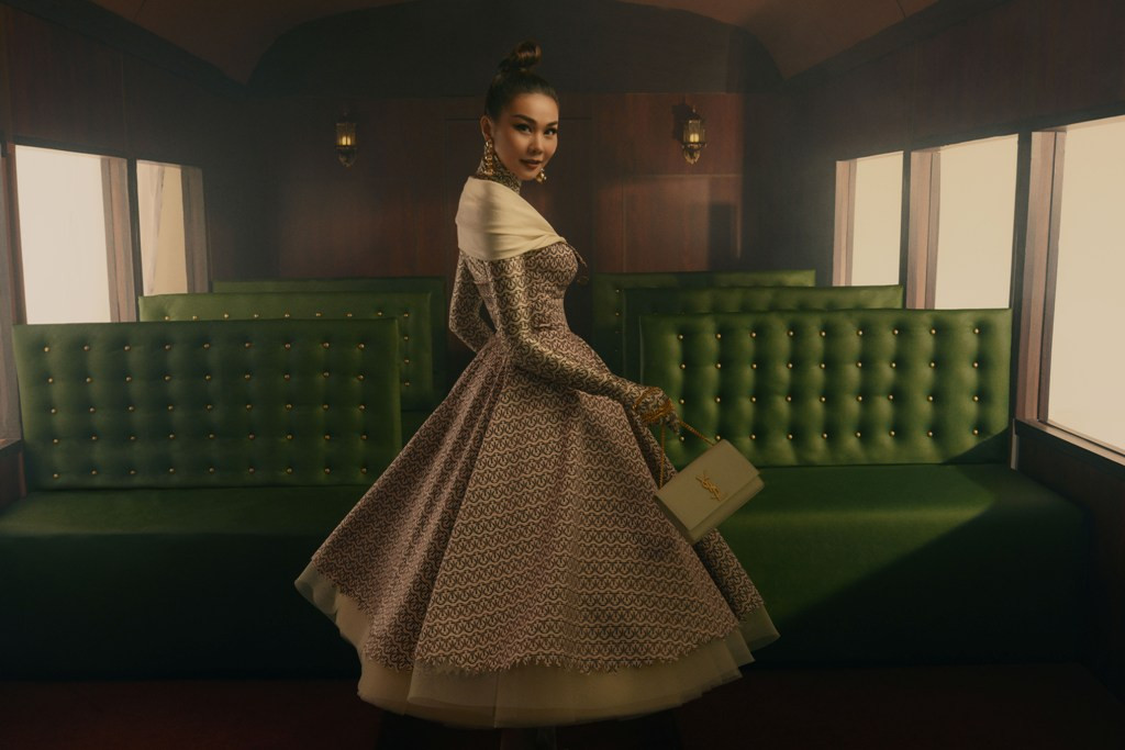 Thiết kế tiếp theo, Thanh Hằng diện đầm chít eo dáng xòe bồng bềnh. Vẻ đẹp nữ tính được đẩy lên nhiều hơn nhưng không có nghĩa sự quyền lực giảm xuống. Chiếc khăn lụa buộc ngang người tạo điểm nhấn thú vị, hài hòa về màu sắc.