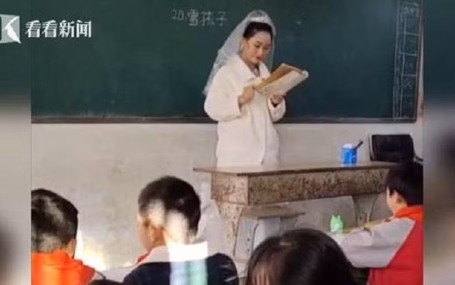 Cô giáo mặc váy cưới, đầu đội khăn voan đứng lớp dạy học gây chú ý.