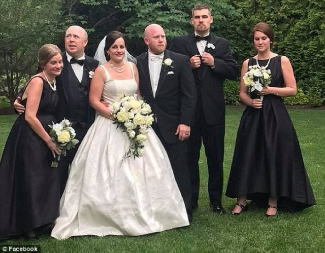 Ashlyn và chồng cô – Matt Kurtz (ở giữa) trong lễ cưới. (Nguồn: Daily Mail) Ashlyn và chồng cô – Matt Kurtz (ở giữa) trong lễ cưới. (Nguồn: Daily Mail)