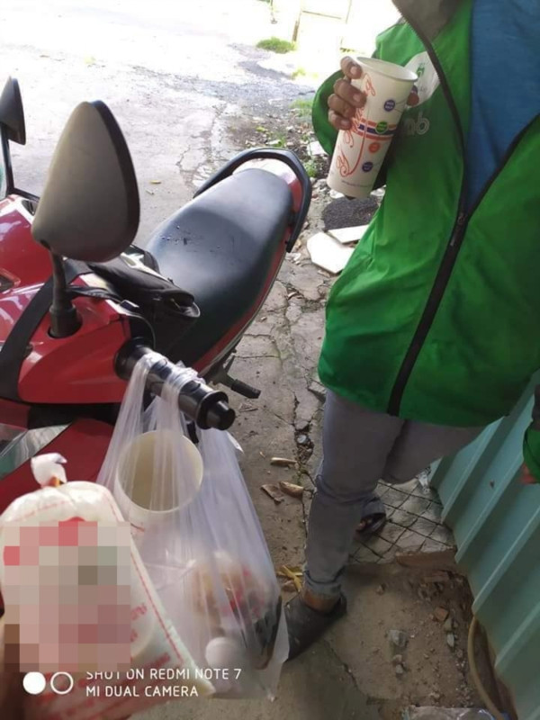 Túi chè vẫn treo lủng lẳng trên xe...