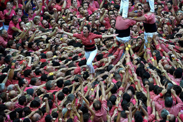 Đội Colla Vella Xiquets de Valls ăn mừng chiến thắng khi xếp thành công tháp người. Ảnh: AFP.