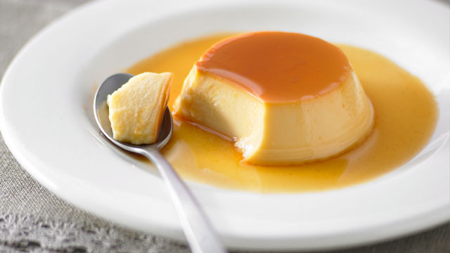 Những chiếc bánh flan/caramel mềm mịn thường xuyên đứng đầu danh sách ăn vặt của teen. (Ảnh: tinynewyorkkitchen)
