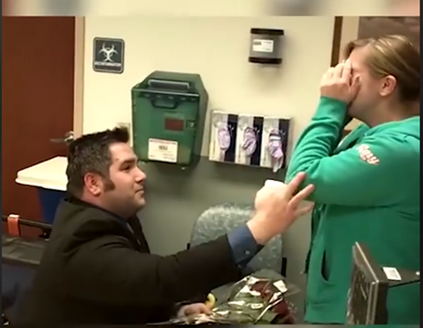 Quỳ xuống trao nhẫn, hoa rồi mà bạn gái vẫn không ngừng khóc.