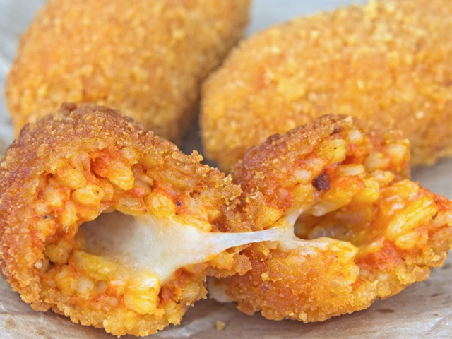 Người dân khắp nơi trên thế giới ăn lót dạ món gì khi chưa tới bữa? ảnh 12