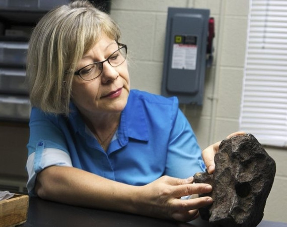 Bà Sirbescu đang xem xét “cục đá đắt giá”.