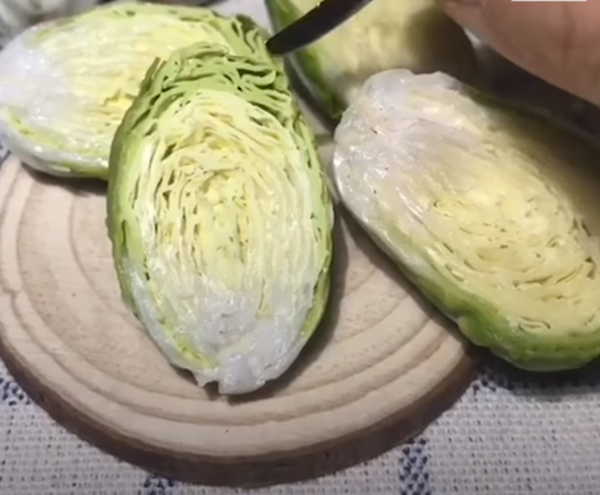 Với mỗi tác phẩm, cô đều nghiên cứu kỹ từng chi tiết nhỏ để trông giống thật nhất, tất cả các vật dụng để tạo hình, khuôn mẫu cũng vô dùng đơn giản và dễ tìm.