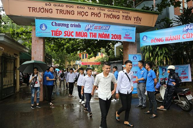 Sợ học "trường thuê", gần 600 học sinh trường THPT Tiên Yên đồng loạt nghỉ học.