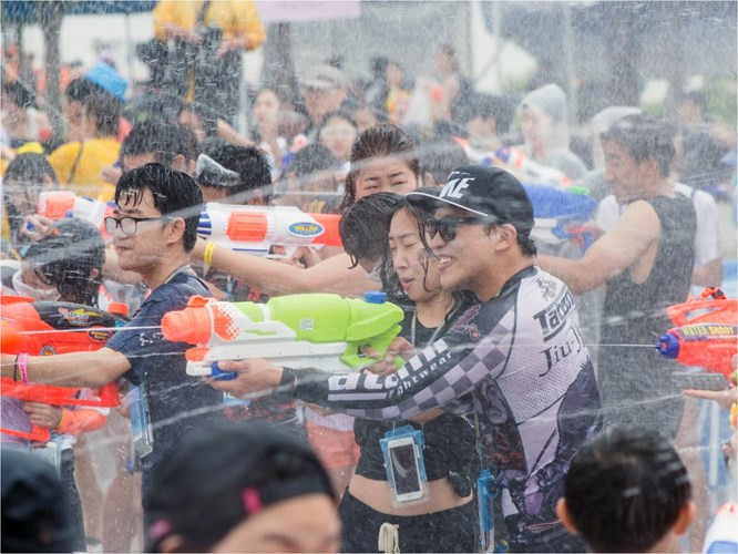 Seoul là thành phố có rất nhiều lễ hội suốt 4 mùa. Vào mùa xuân, dân địa phương và khách nước ngoài thường tụ tập ở sông Hàn để tham gia vào các hoạt động, màn trình diễn, các môn thể thao dưới nước.