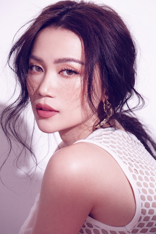 Cô diện những bộ trang phục màu trắng, vàng nhạt, chất liệu voan ren xuyên thấu gợi cảm để khoe lợi thế hình thể cân đối.