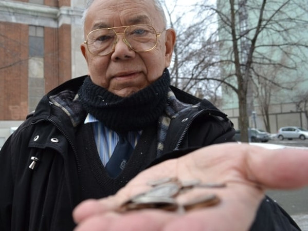 Ông Young S. New và những đồng xu ông nhặt được trên đường đi dạo.