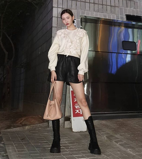 Trang phục xếp bèo không phải chỉ dành cho những cô gái nữ tính. Nhiều idol ứng dụng xu hướng này vào những trang phục rất cá tính, ví dụ như sweatshirt xếp nếp đi kèm quần da, boots buộc dây giống Sun Mi.