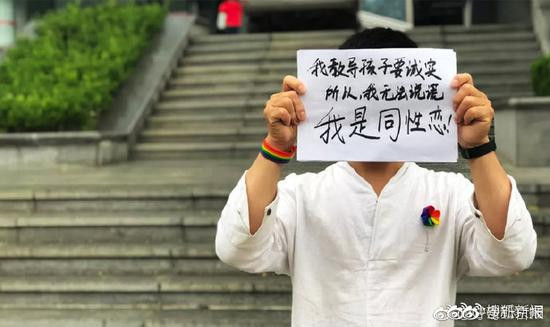 "Tôi dạy con trẻ phải biết thành thật, thế nên tôi không thể nói dối. Tôi là người đồng tính". "Tôi dạy con trẻ phải biết thành thật, thế nên tôi không thể nói dối. Tôi là người đồng tính".