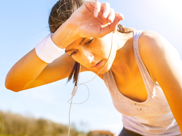 Khi mồ hôi không bốc hơi được, bạn sẽ cảm thấy rất khó chịu.